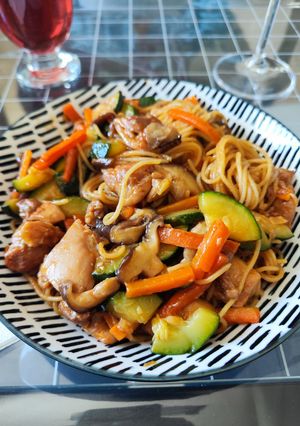 Una foto de Yakisoba de pollo