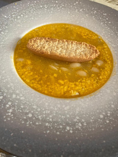 Una foto de Sopa de caldo de verduras con galets y huevo rallado
