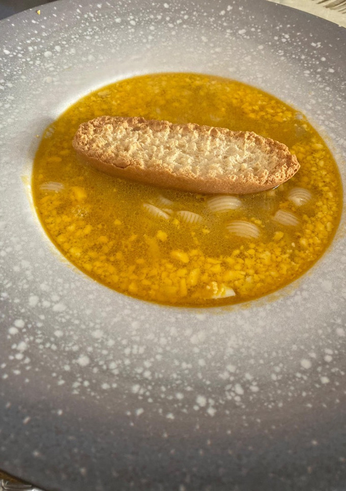 Una foto de Sopa de caldo de verduras con galets y huevo rallado