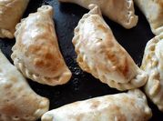 Una foto de que condimentos se le pone a la empanada de carne