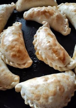 Una foto de Empanadas de carne cortada a cuchillo