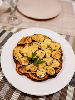 Una foto de Pizzeta de pan rallado con calabacín verde y tomate