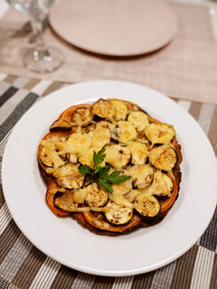 Una foto de Pizzeta de pan rallado con calabacín verde y tomate