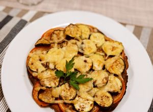 Foto principal de Pizzeta de pan rallado con calabacín verde y tomate