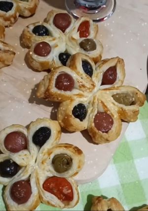 Foto di ANTIPASTI FIORI DI SFOGLIA 🏵️🌼😋