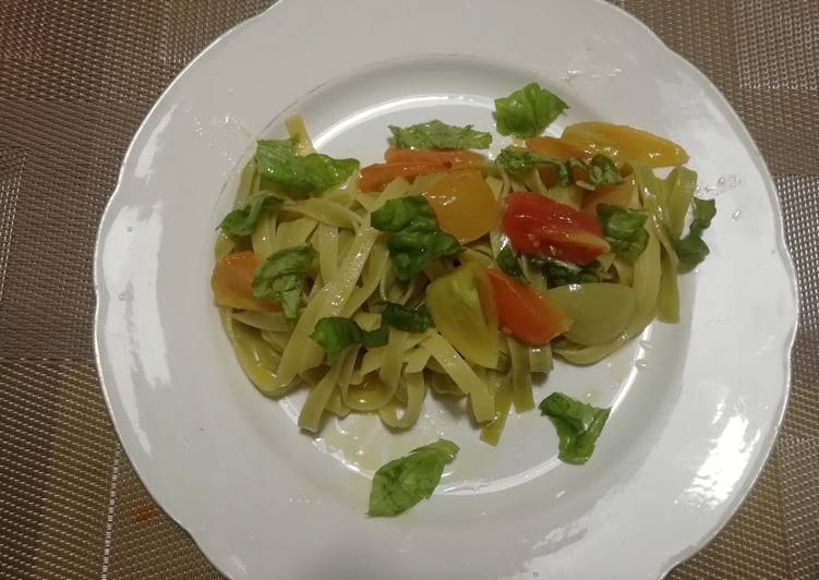 Tagliatelle paglia e fieno con pomodorini all'insalata