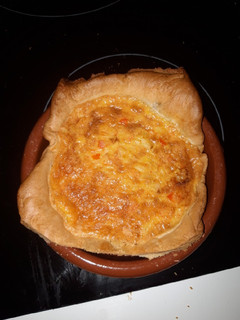 Una foto de Pastel de palitos de cangrejo, langostinos y mejillones