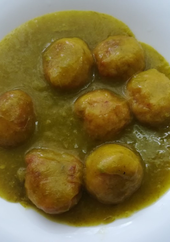 Una foto de Albóndigas en salsa de espárragos verdes