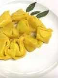 Tortelloni di ricotta conditi con burro e salvia, oppure burro e oro
