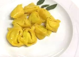 Foto di Tortelloni di ricotta conditi con burro e salvia, oppure burro e oro