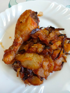 Una foto de Pollo a la miel con patatas y cebolla