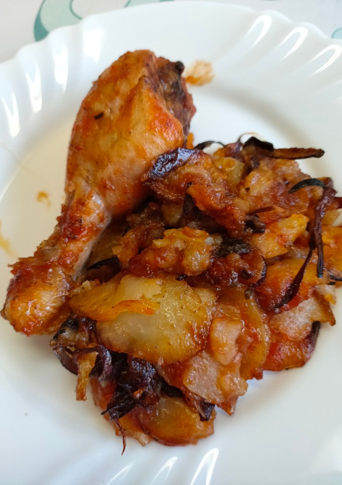 Una foto de Pollo a la miel con patatas y cebolla