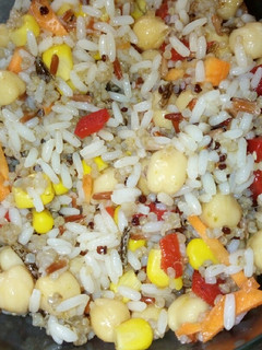 Una foto de Ensalada de garbanzos, quinoa y arroz
