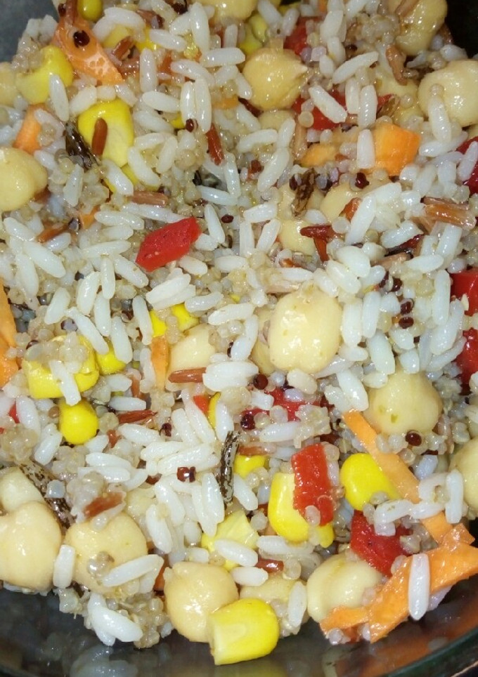 Una foto de Ensalada de garbanzos, quinoa y arroz