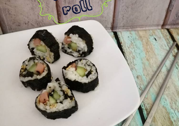 Langkah Mudah untuk Menyiapkan Sushi roll sosis furikake, Menggugah Selera