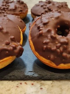 Una foto de Donuts al horno con chocolate crocanti