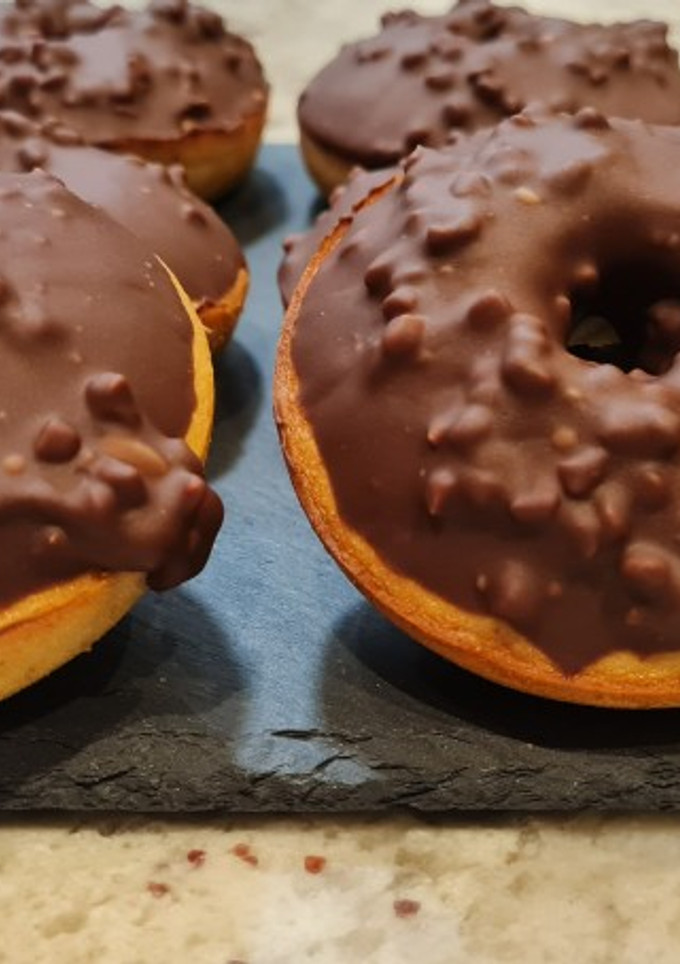 Una foto de Donuts al horno con chocolate crocanti