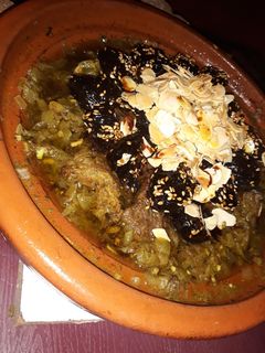 صورة لوصفة طاجين باللحم والبرقوق