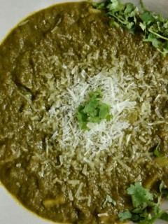 આલૂ પાલક (Aloo Palak Recipe In Gujarati) રેસીપી મુખ્ય ફોટો