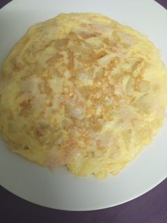 Una foto de Tortilla de patata con pechuga de pavo y tranchetes