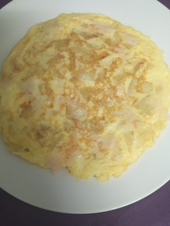 Una foto de Tortilla de patata con pechuga de pavo y tranchetes