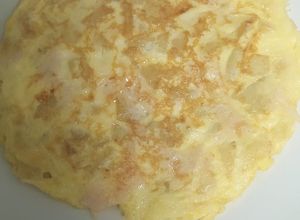 Una foto de Tortilla de patata con pechuga de pavo y tranchetes