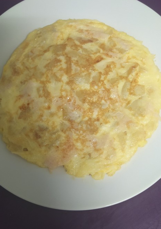Una foto de Tortilla de patata con pechuga de pavo y tranchetes