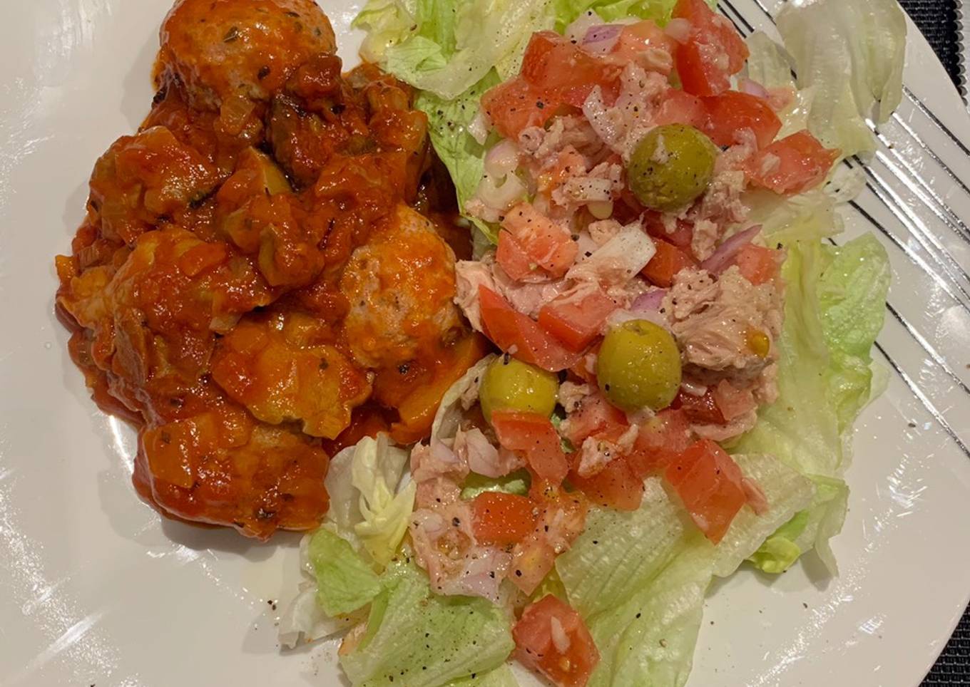 Albóndigas con setas y tomate