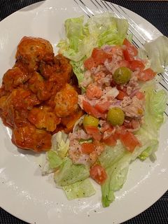 Una foto de Albóndigas con setas y tomate