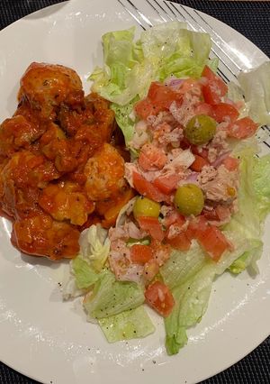 Una foto de Albóndigas con setas y tomate