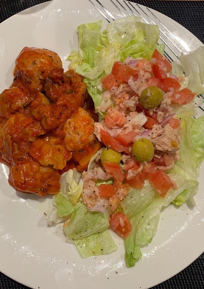 Una foto de Albóndigas con setas y tomate