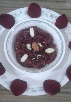 બીટ હલવા(Beet Halwa Recipe in Gujarati) રેસીપી મુખ્ય ફોટો