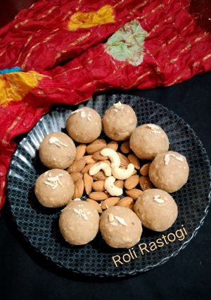 ड्राई फ्रूट्सलड्डू(Dry fruit laddu recipe hindi) रेसिपी मुख्य फोटो