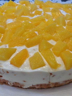 Una foto de Tarta de queso y melocotón