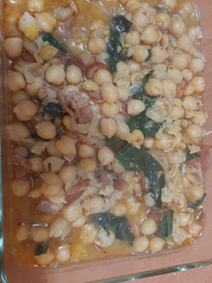 Una foto de Garbanzos con tocino y espinaca