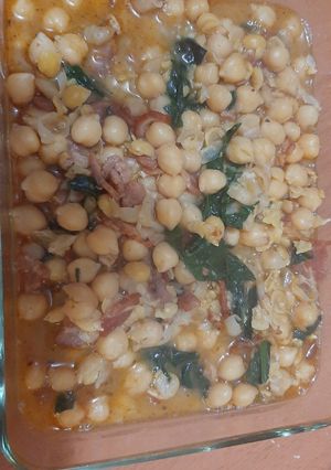 Una foto de Garbanzos con tocino y espinaca