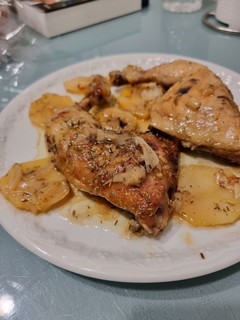 Una foto de Traseros de pollo con limón y romero al horno