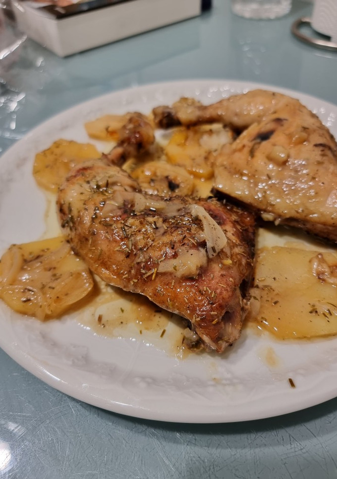 Una foto de Traseros de pollo con limón y romero al horno