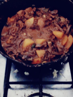 Una foto de Guiso de osobuco de ternera. Acompañamiento arroz y una limonada