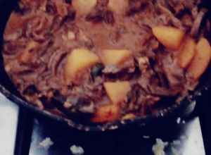 Una foto de Guiso de osobuco de ternera. Acompañamiento arroz y una limonada