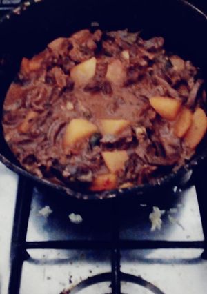 Una foto de Guiso de osobuco de ternera. Acompañamiento arroz y una limonada