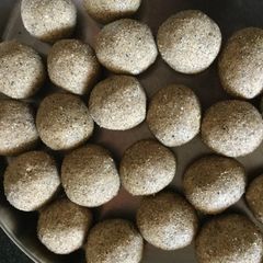 A picture of Black Urad Dal Laddoo / Sunnundallu in Telugu.