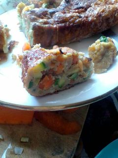 Una foto de Tamagoyaki o tortilla de huevo y verduras