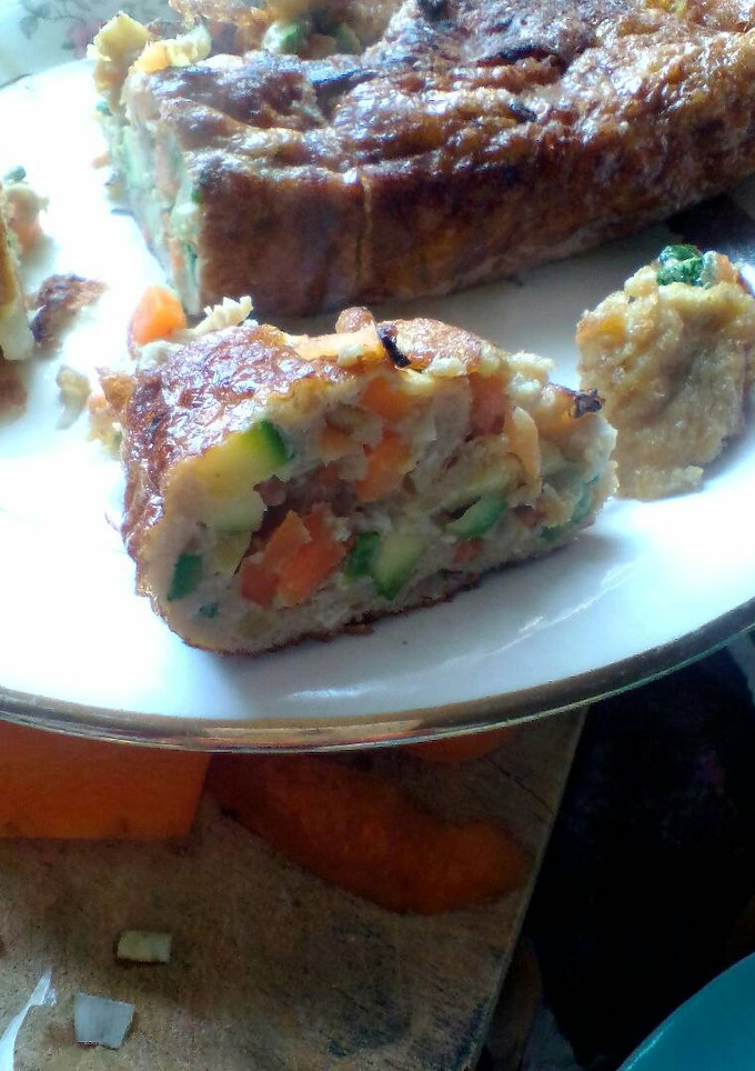 Una foto de Tamagoyaki o tortilla de huevo y verduras