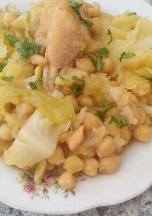 Una foto de Garbanzos con col