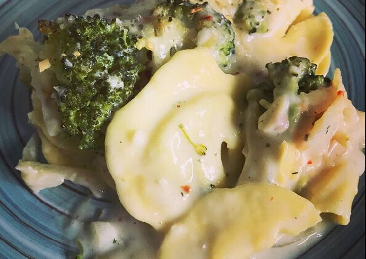 Ravioli mit Spargelfüllung, Brokkoli und Käse-Sahnesauce überbacken „Die Light Variante“