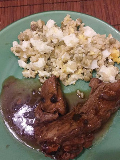 Una foto de Tapa de asado con salsa de soja y sesamo, y arroz yamani