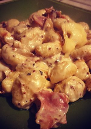 Une photo de Gratin de Gnocchis au bacon et moutarde à l ancienne