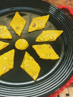 शाही मँगो कतली (shahi mango katli recipe in marathi) रेसिपी चे मुख्य फोटो