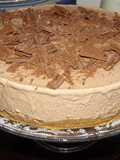 Tarta semifría de plátanos, dulce de leche y chocolate en rama
